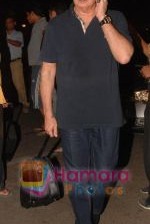 Rakesh Roshan leaves for NY with family last night at 1 am on 12th May 2010.JPG